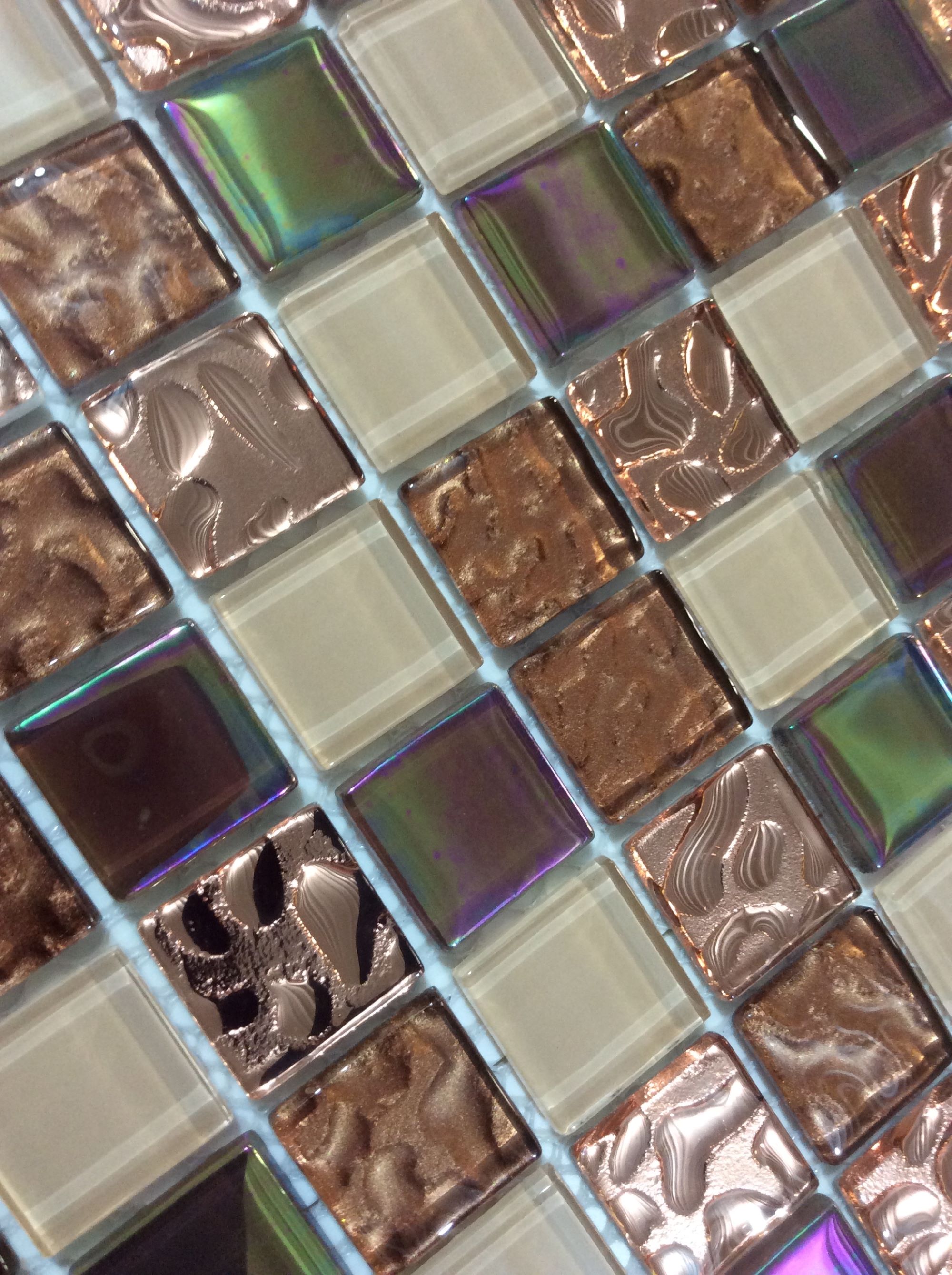 Malla o Mosaico Decorativo de vidrio PAR medida 30 x 30 cms. (base por altura). Diseño en tonos café, cobrizo, dorado y beige con detalles en relieve. Caja de 5 piezas..