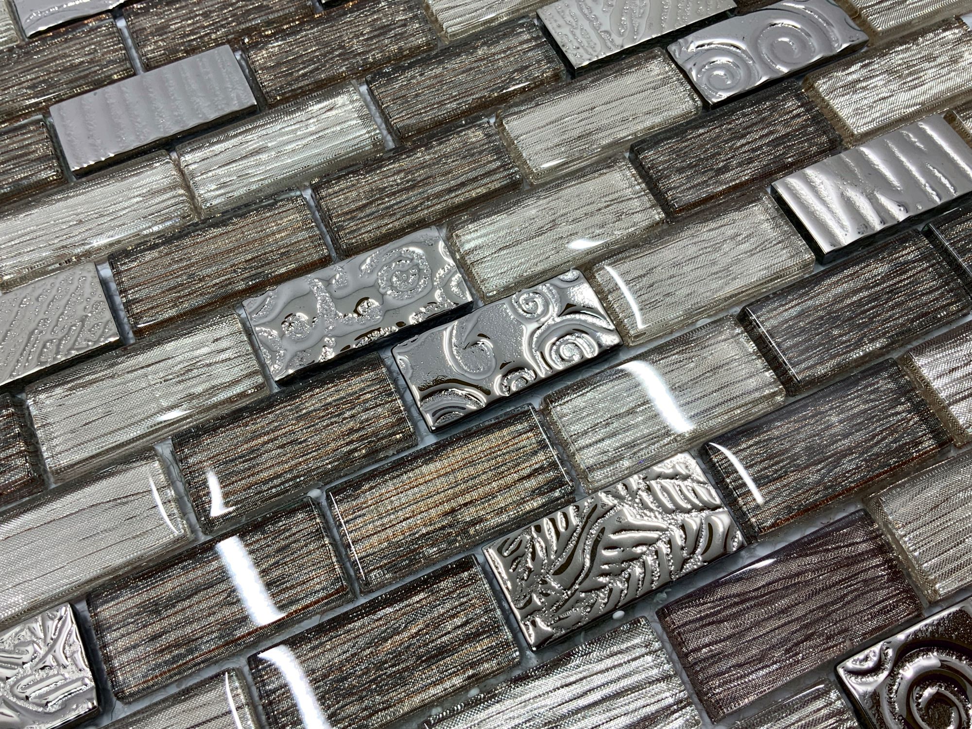 Malla o Mosaico Decorativo de vidrio KAR, medida 30 x 30 cms. (base por altura). Diseño en tonos plata con detalles en relieve. Caja de 5 piezas..