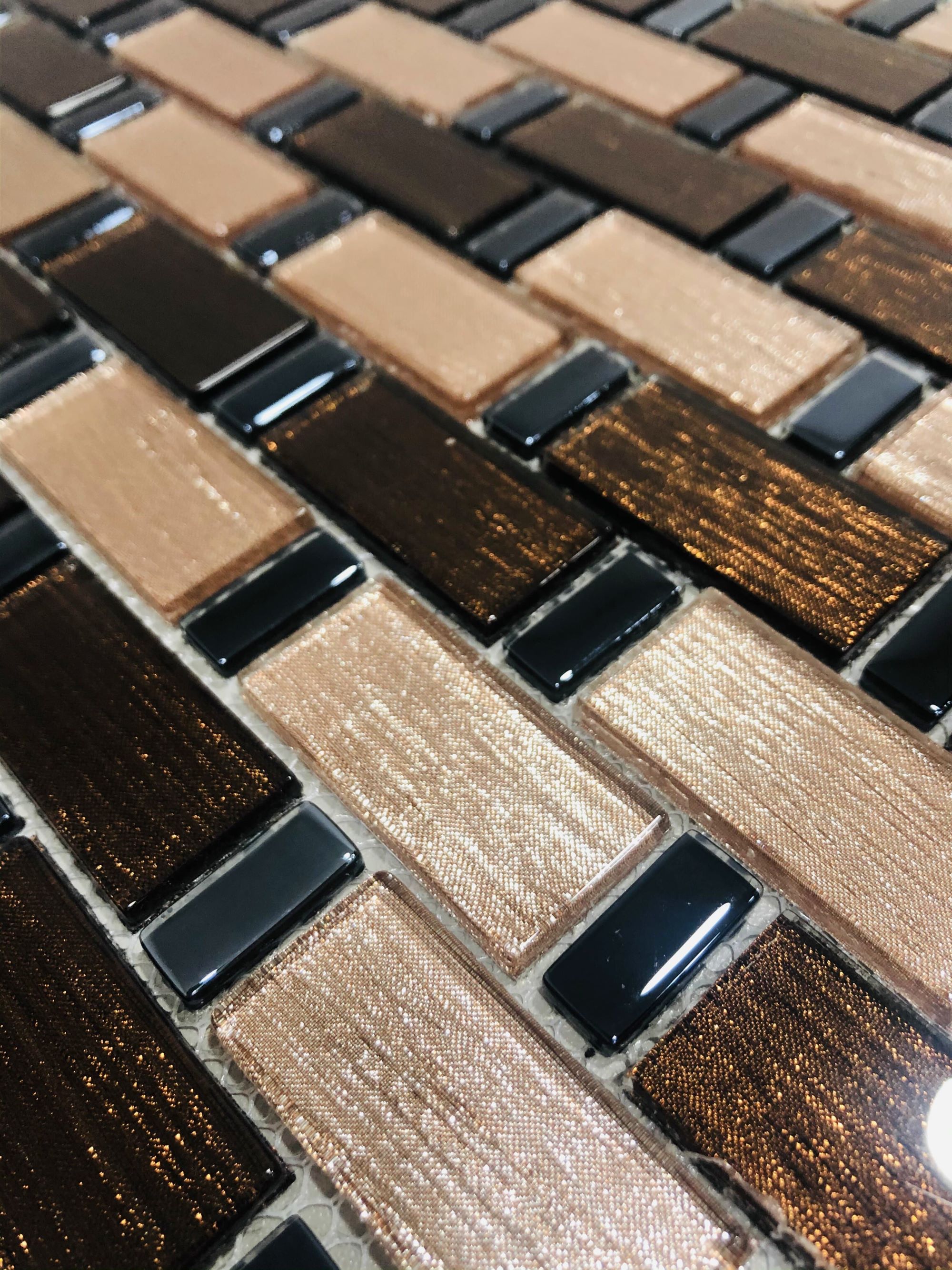 Malla o Mosaico Decorativo de vidrio MAC, medida 30 x 30.8 cms. (base por altura). Diseño en tonos cafés con diseños en acabado textil. Caja de 5 piezas.