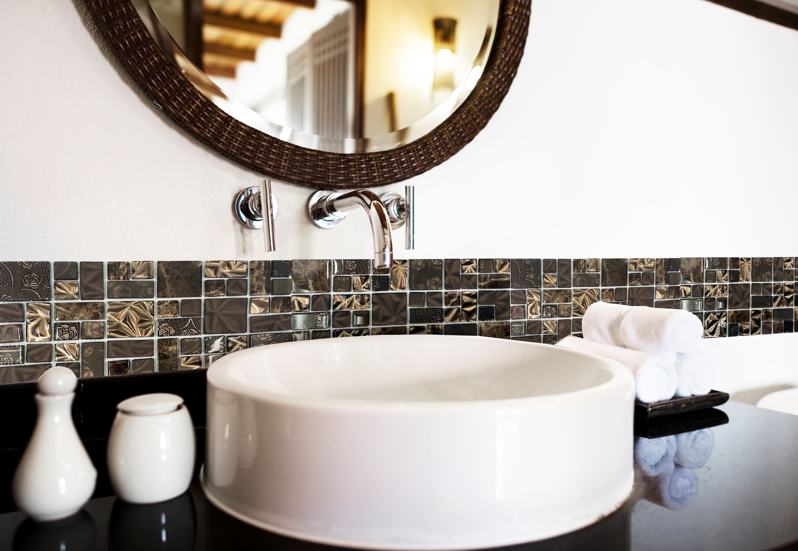 Malla o Mosaico Decorativo de vidrio BUI, medida 30 x 30 cms. (base por altura). Diseño en tonos cafés, con detalles marmoleados y en relieve. Caja de 5 piezas.