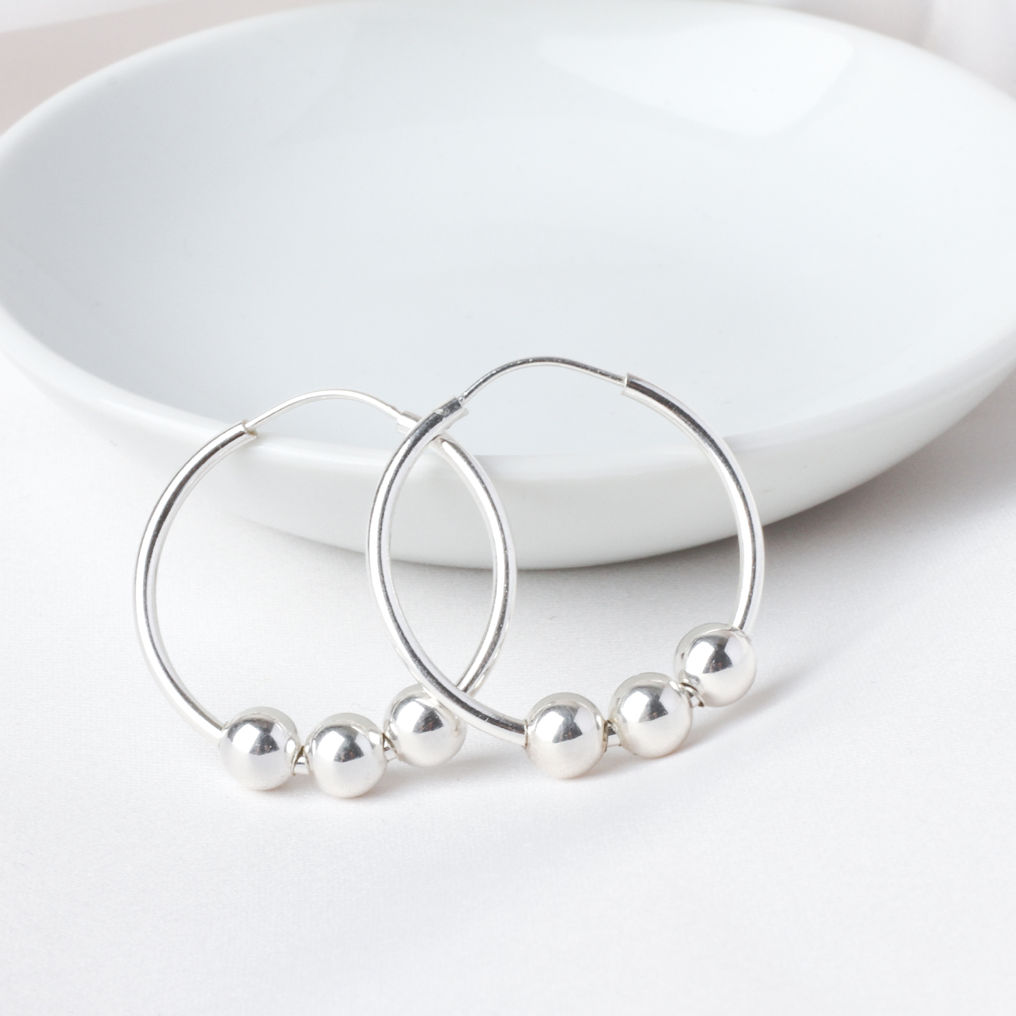 Arracadas medianas de plata .925 con bolitas,  Joyería para Mujer de Anante Joyería.