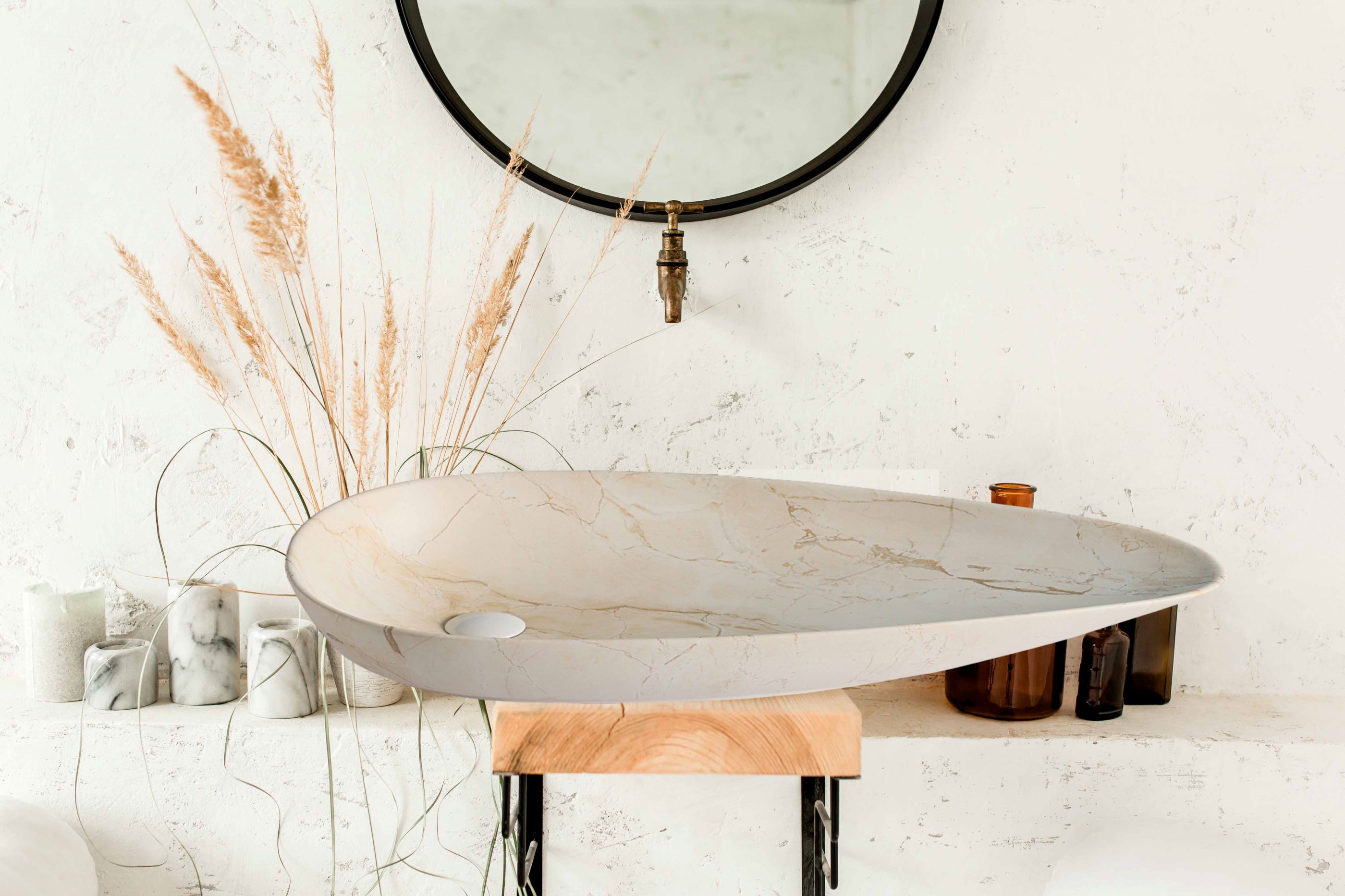 Lavabo Cerámico para Baño TE, acabado marmoleado en tono café. De sobreponer, con diseño europeo ideal para todo tipo de baños. Dimensiones 75.0 x 42.5 x 13.0 cms. (base x altura x profundidad)