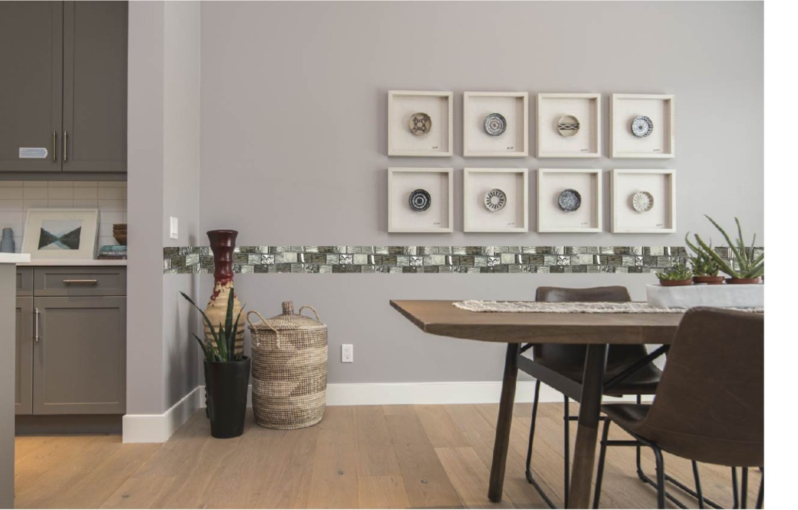 Malla o Mosaico Decorativo de vidrio KAR, medida 30 x 30 cms. (base por altura). Diseño en tonos plata con detalles en relieve. Caja de 5 piezas..