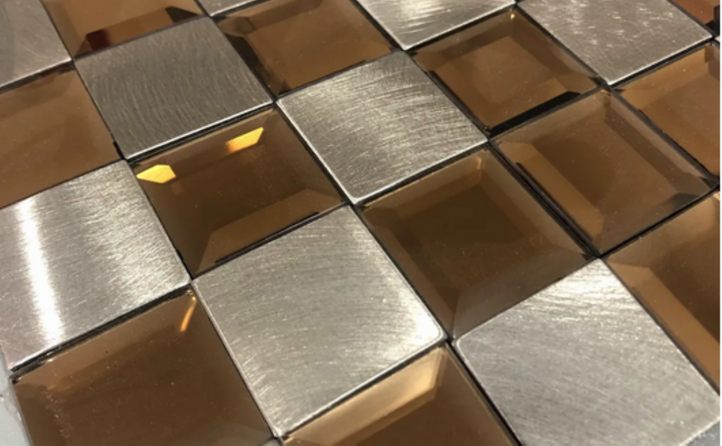 Malla o mosaico decorativo adherible de vidrio y aluminio BER, medida 30 X 30 cms. (base por altura). Diseño en tonos café. Caja de 5 piezas.