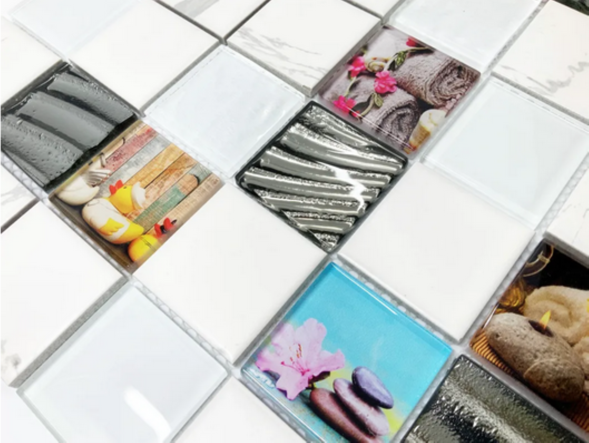 Malla o Mosaico Decorativo de Vidrio REL, medida 30x30 Cms (base por altura) Diseño en tono blanco marmoleado con imágenes alusivas a un spa y naturaleza, con detalles en relieve. Caja con 5 piezas.