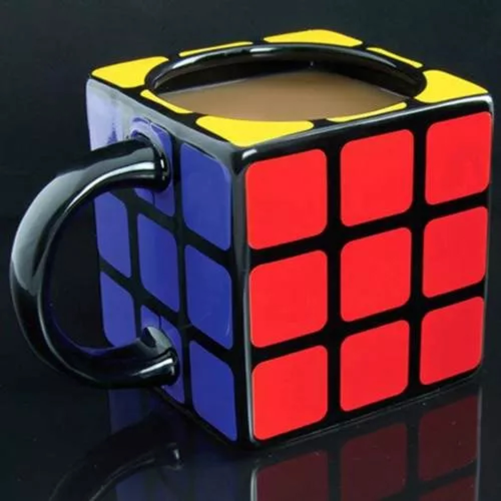 Taza de cerámica en forma de cubo Rubik.
