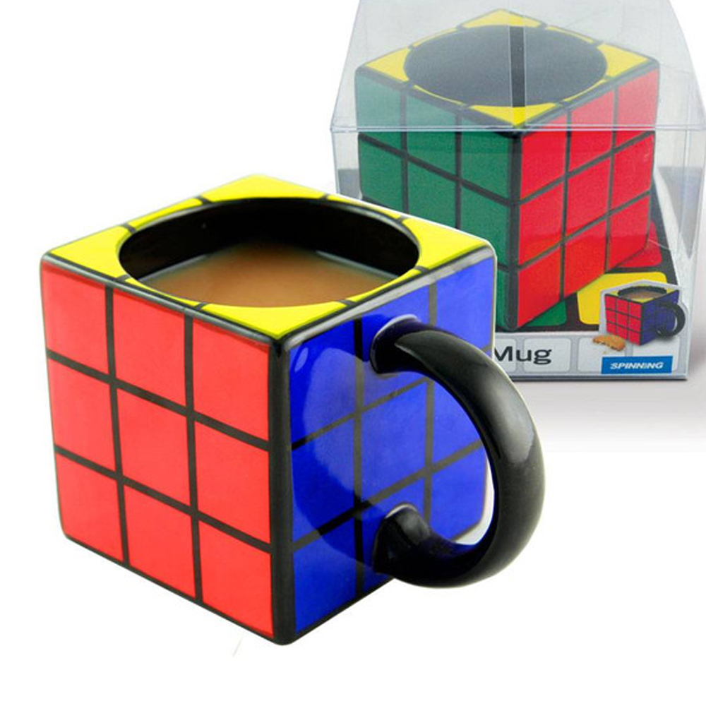 Taza de cerámica en forma de cubo Rubik.