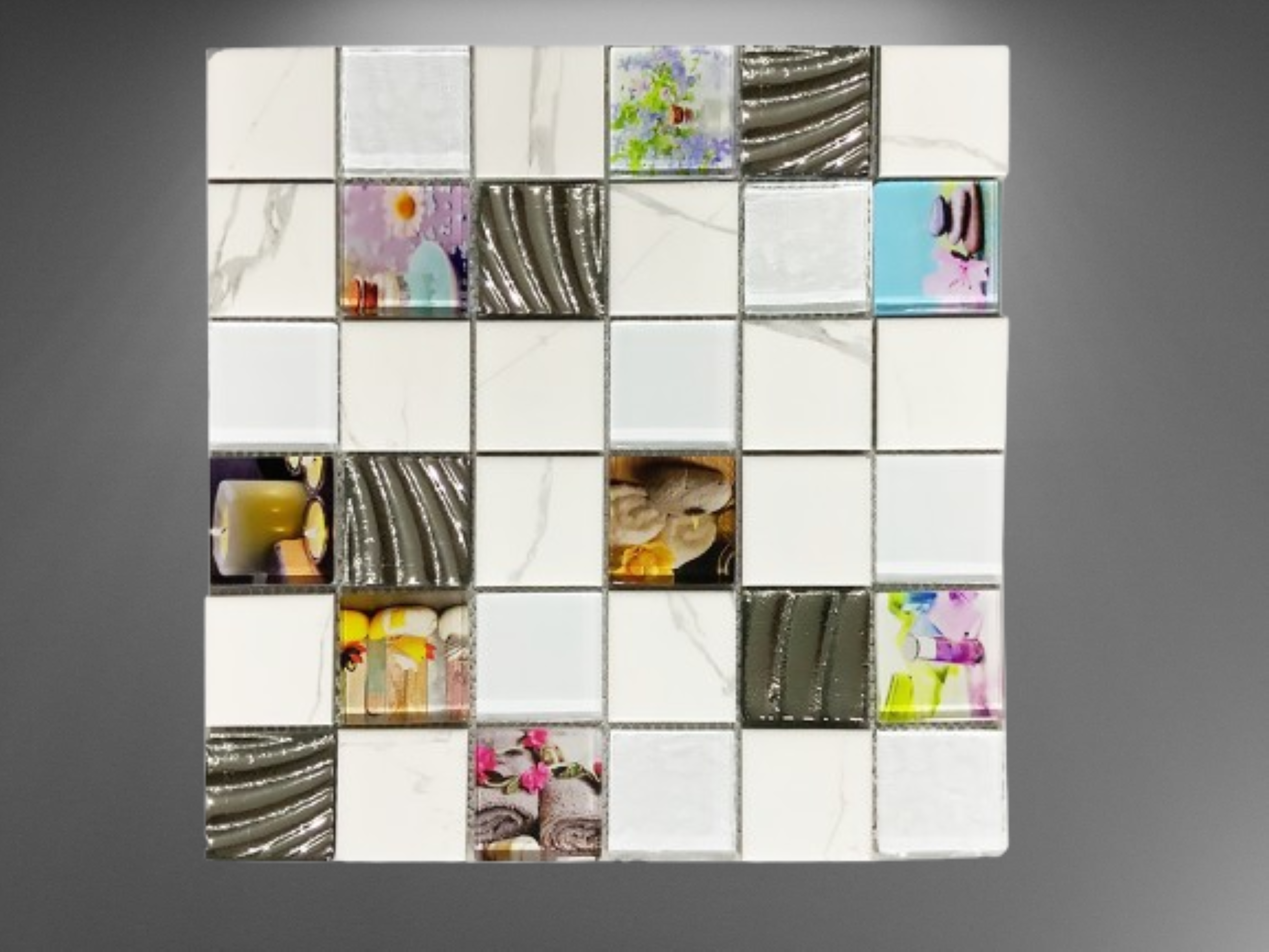 Malla o Mosaico Decorativo de Vidrio REL, medida 30x30 Cms (base por altura) Diseño en tono blanco marmoleado con imágenes alusivas a un spa y naturaleza, con detalles en relieve. Caja con 5 piezas.