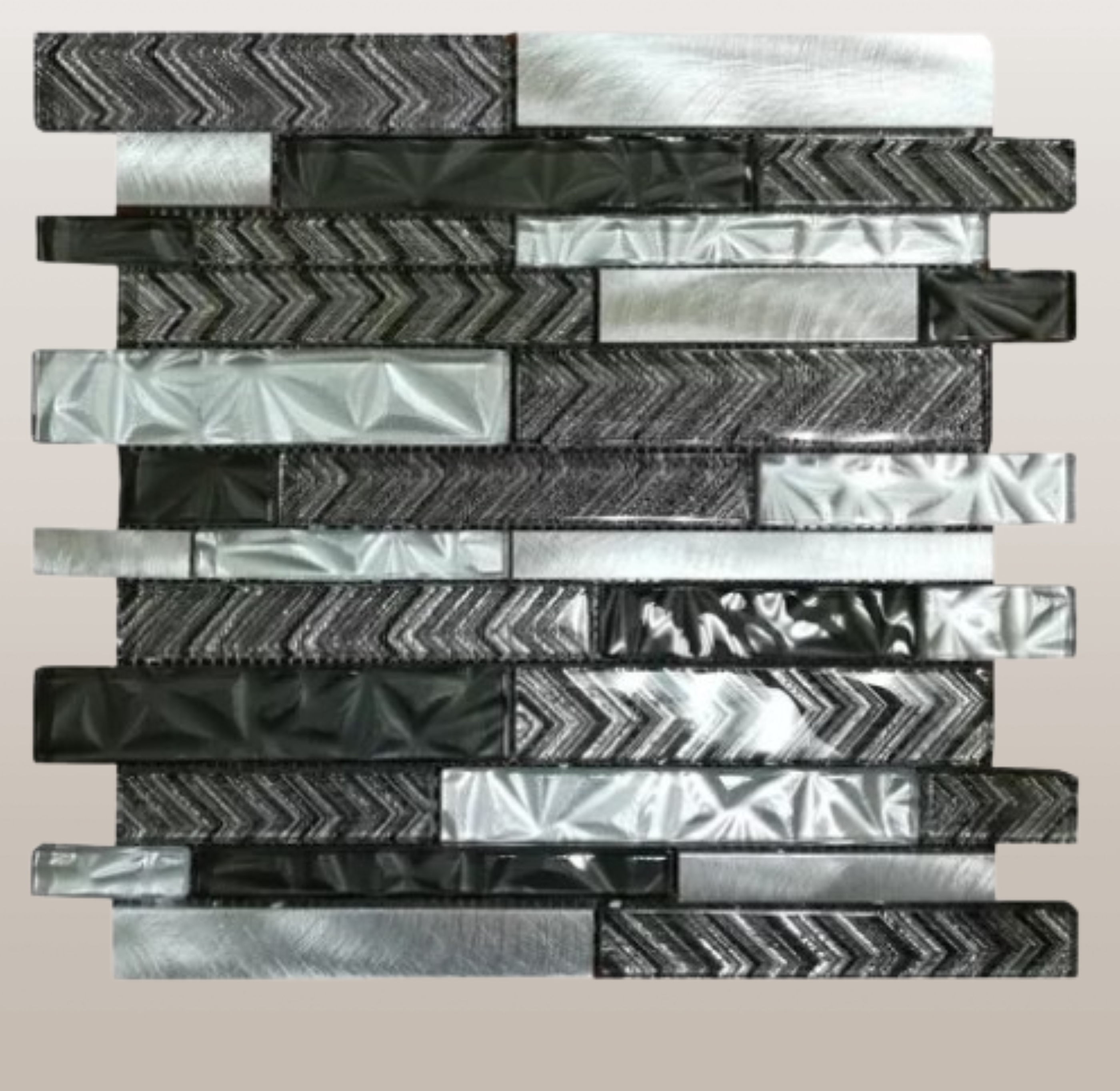 Malla o Mosaico Decorativo de vidrio NA, medida 30 x 30 cms. (base por altura). Diseño en tonos plata y gris con detalles en relieve. Caja de 5 piezas.