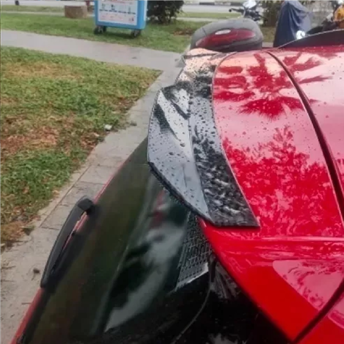 Cola De Pato Negro Brilloso Aleron Hatchback Deportivo Abs.