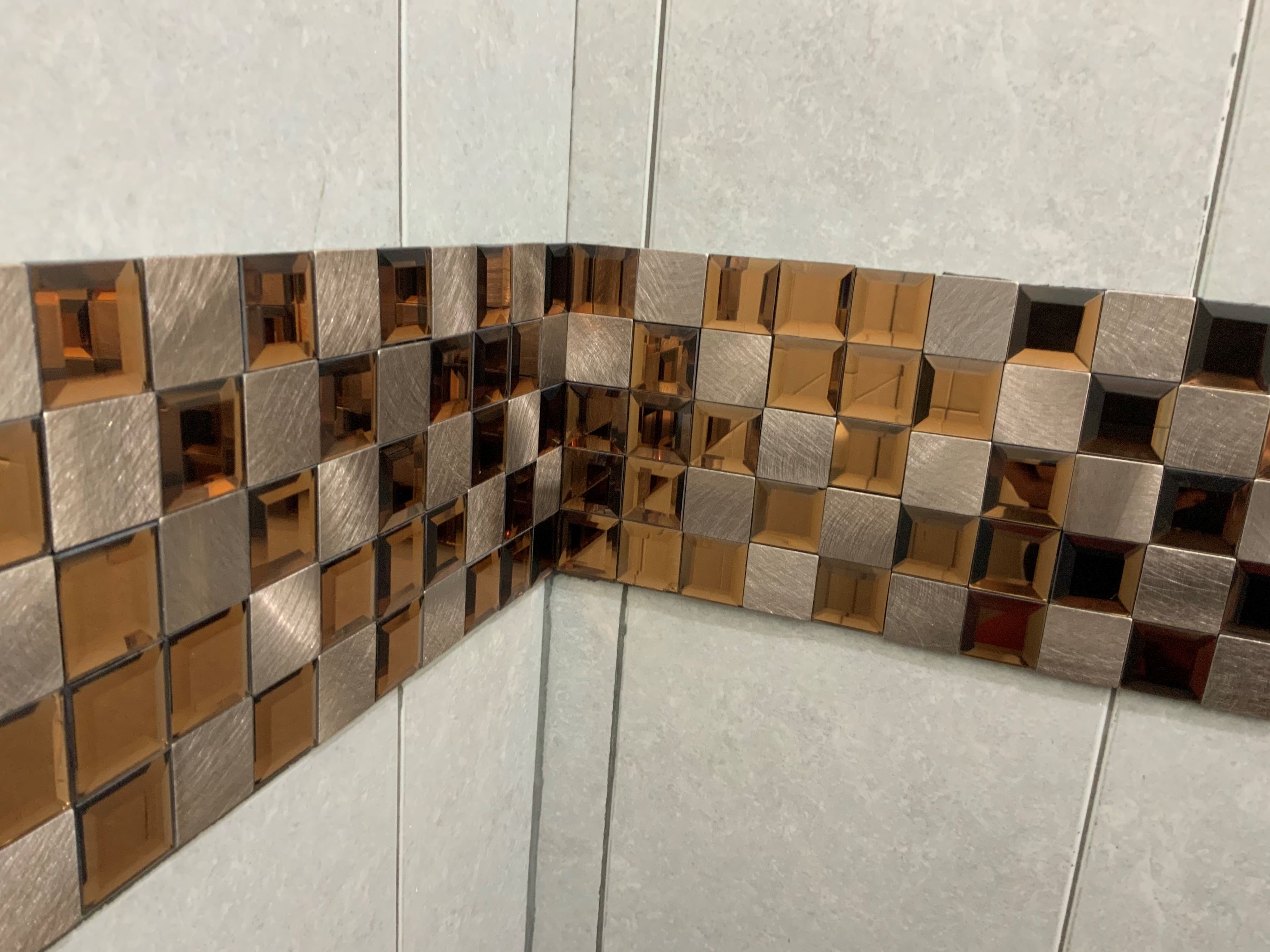 Malla o mosaico decorativo adherible de vidrio y aluminio BER, medida 30 X 30 cms. (base por altura). Diseño en tonos café. Caja de 5 piezas.