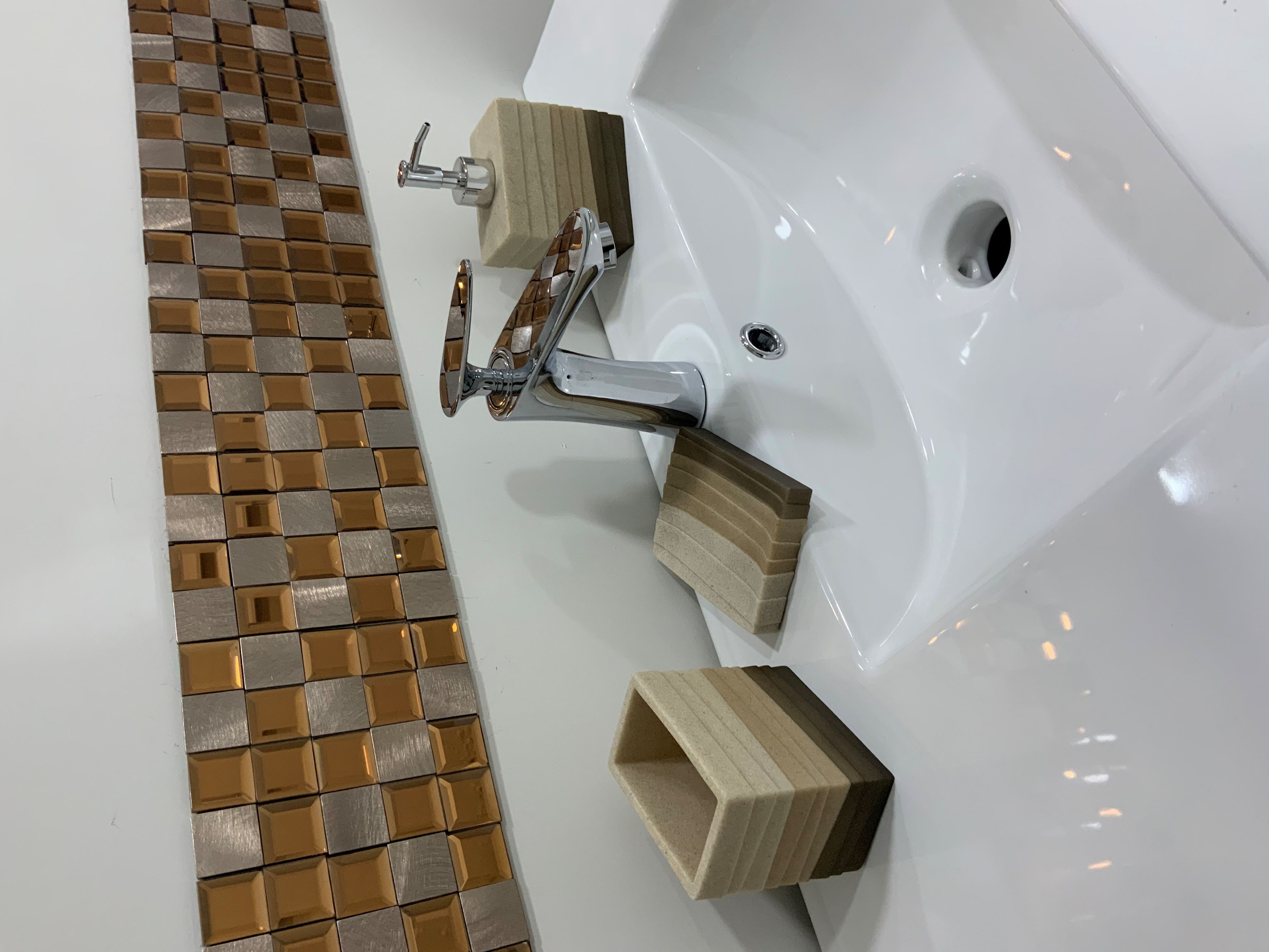 Malla o mosaico decorativo adherible de vidrio y aluminio BER, medida 30 X 30 cms. (base por altura). Diseño en tonos café. Caja de 5 piezas.