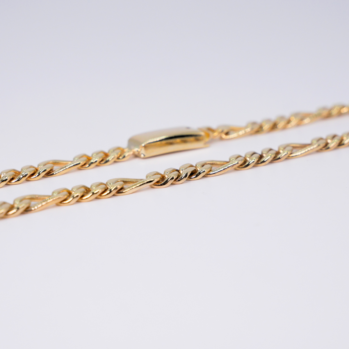 Pulso figaro de oro amarillo 10k para hombre con broche de caja.