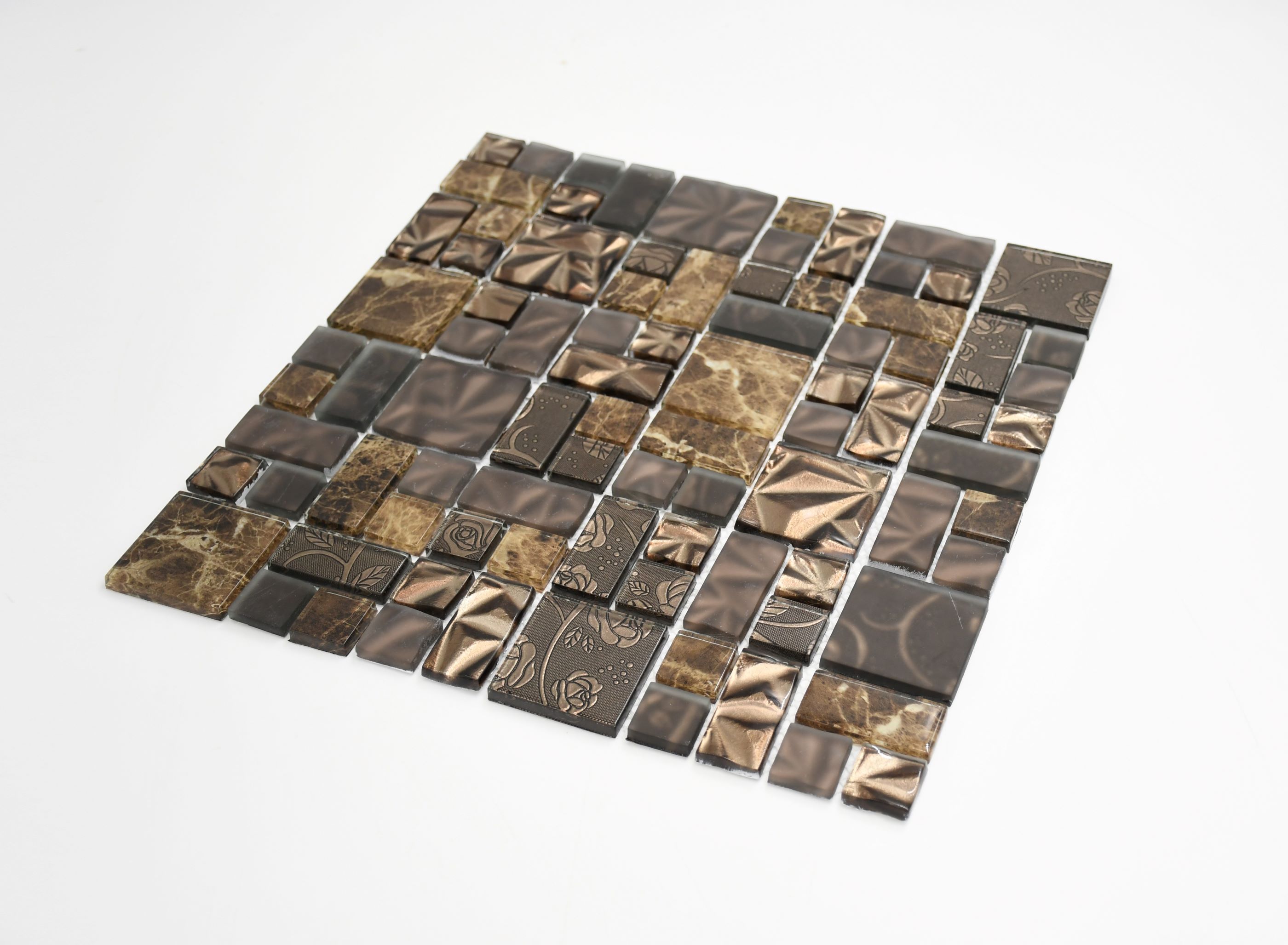 Malla o Mosaico Decorativo de vidrio BUI, medida 30 x 30 cms. (base por altura). Diseño en tonos cafés, con detalles marmoleados y en relieve. Caja de 5 piezas.