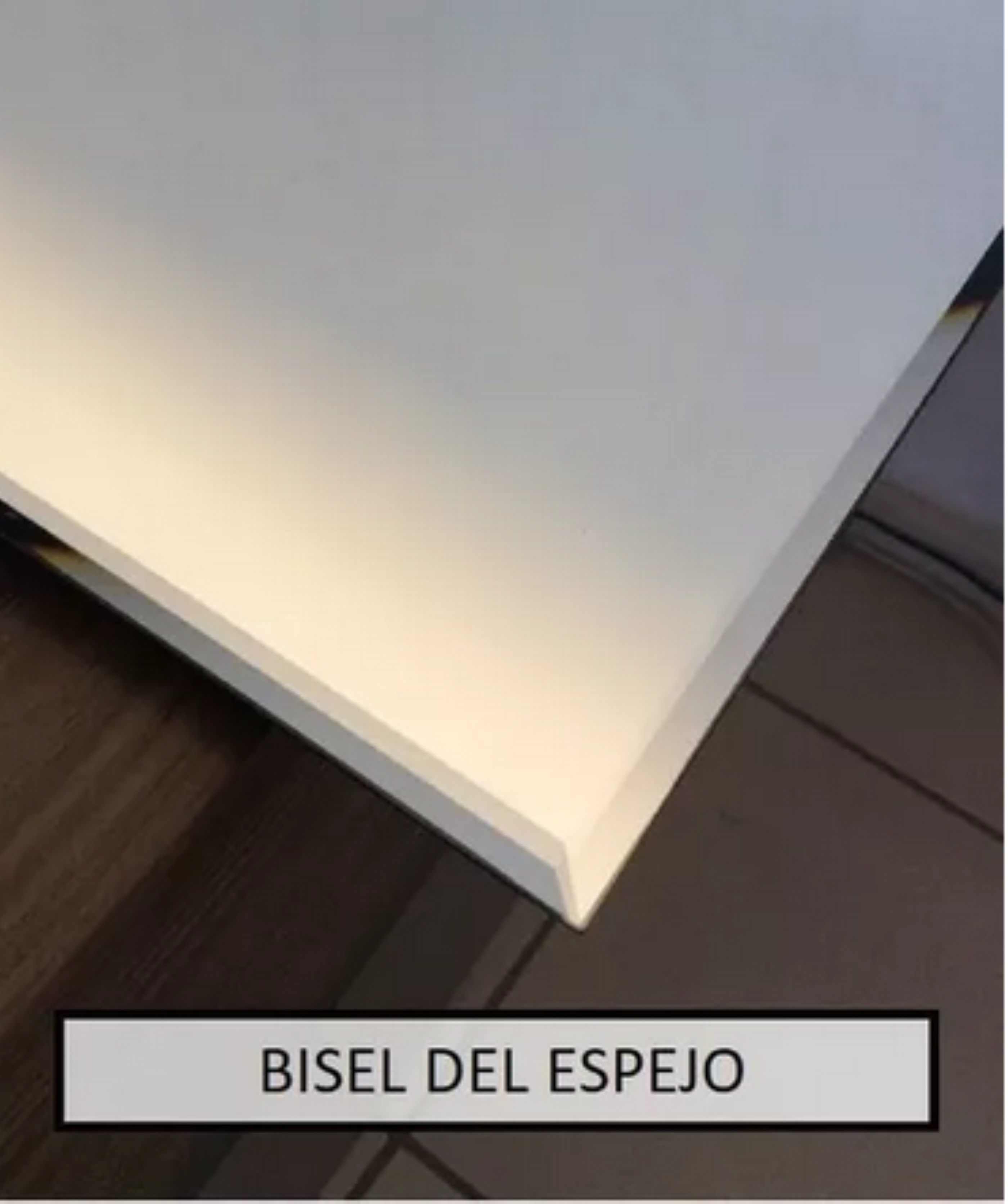 Espejo liso biselado,  medidas 100 x 70 cms (base por altura). Forma rectangular. 