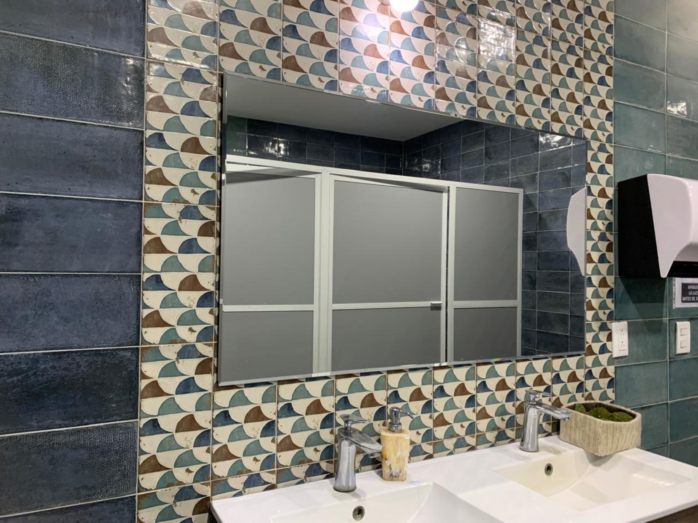 Espejo liso biselado medidas 120 x 70 cms. (base por altura). Forma rectangular. 