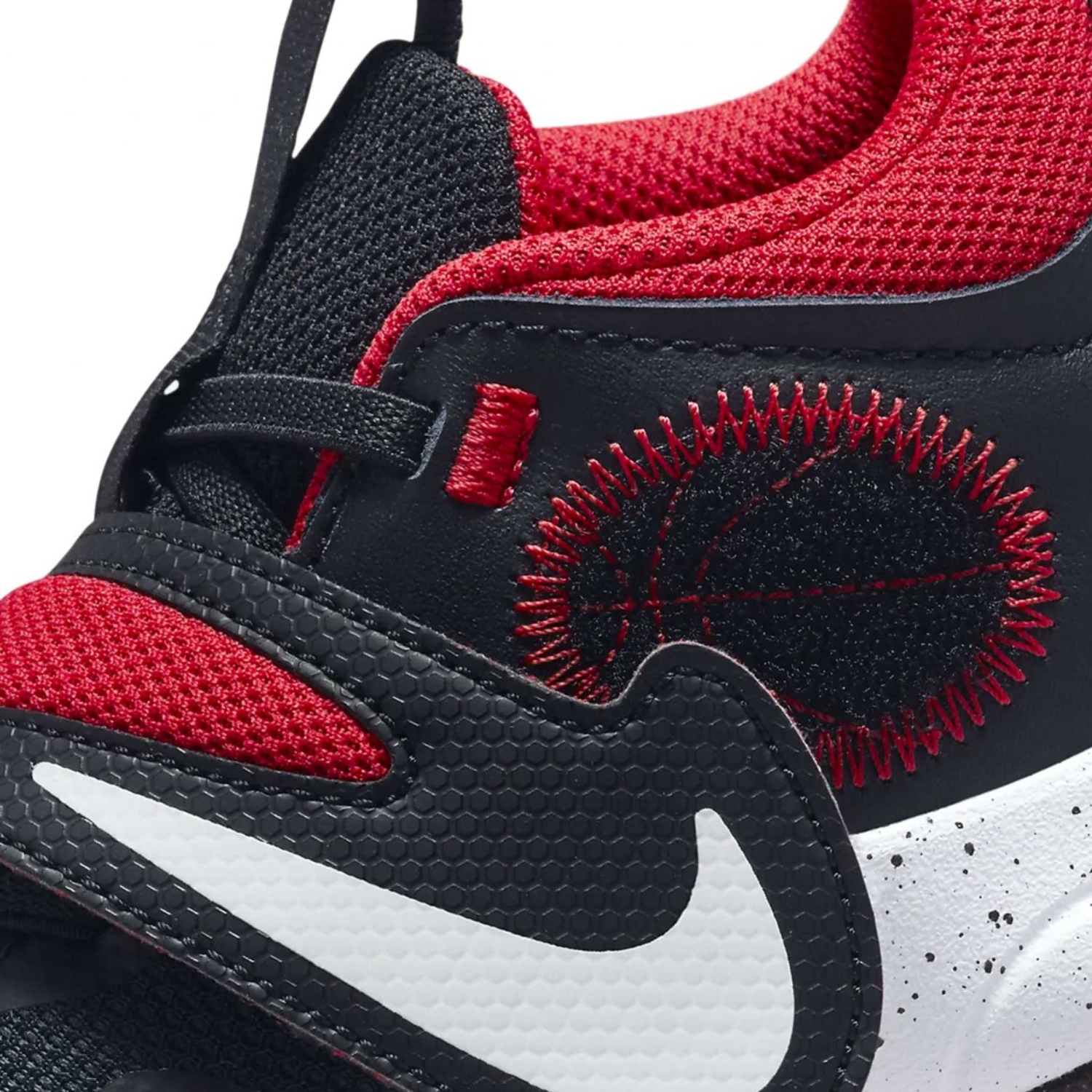 TENIS NIKE TEAM HUSTLE D11 NEGRO-NIÑOS DV8994-003