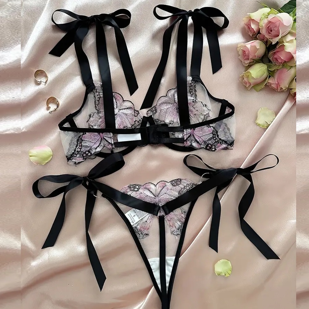 Conjunto de lencería bordado de mariposas