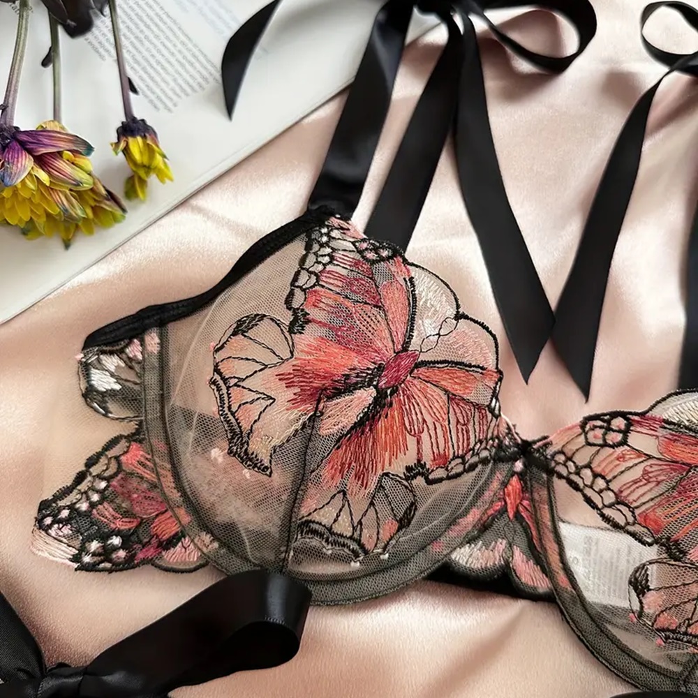 Conjunto de lencería bordado de mariposas