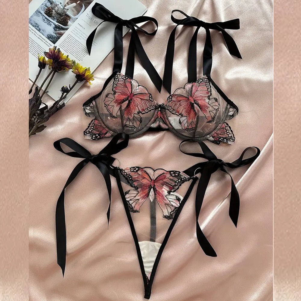 Conjunto de lencería bordado de mariposas