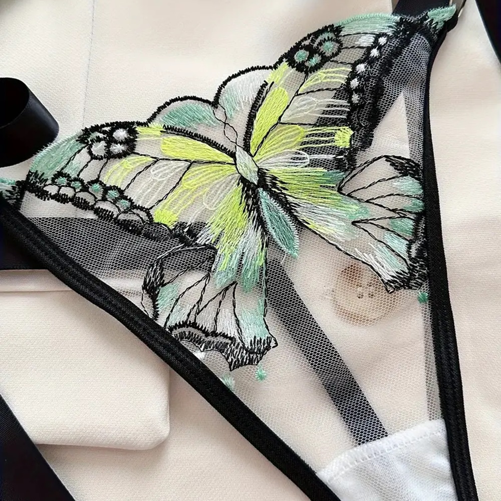 Conjunto de lencería bordado de mariposas