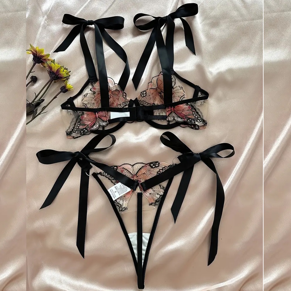 Conjunto de lencería bordado de mariposas