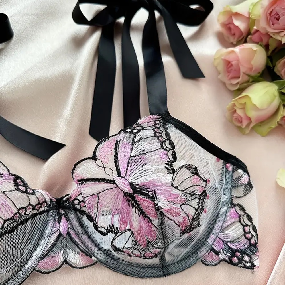 Conjunto de lencería bordado de mariposas
