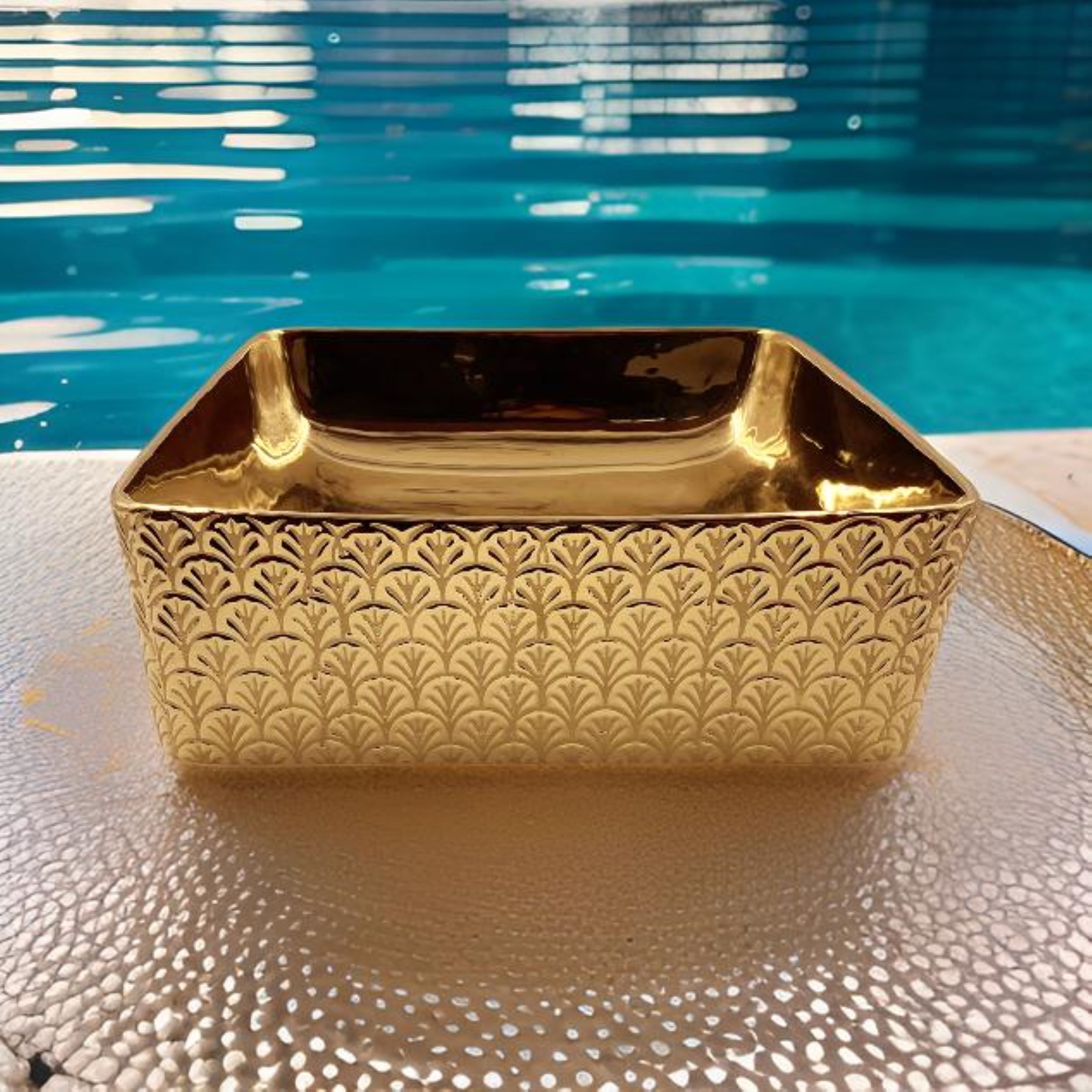 Lavabo Cerámico para Baño PHU forma cuadrada en color en color dorado brillante con acabados en relieve metalizado. De sobreponer, con diseño europeo ideal para todo tipo de baños, Dimensiones 36.5 x 36.5 x 13.5 cms..